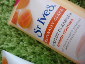 St Ives Naturally Clear Apricot Cleanser
