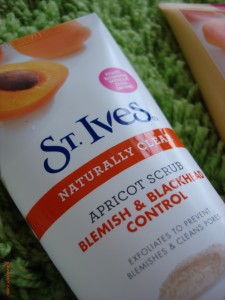 St Ives Naturally Clear Apricot Scrub